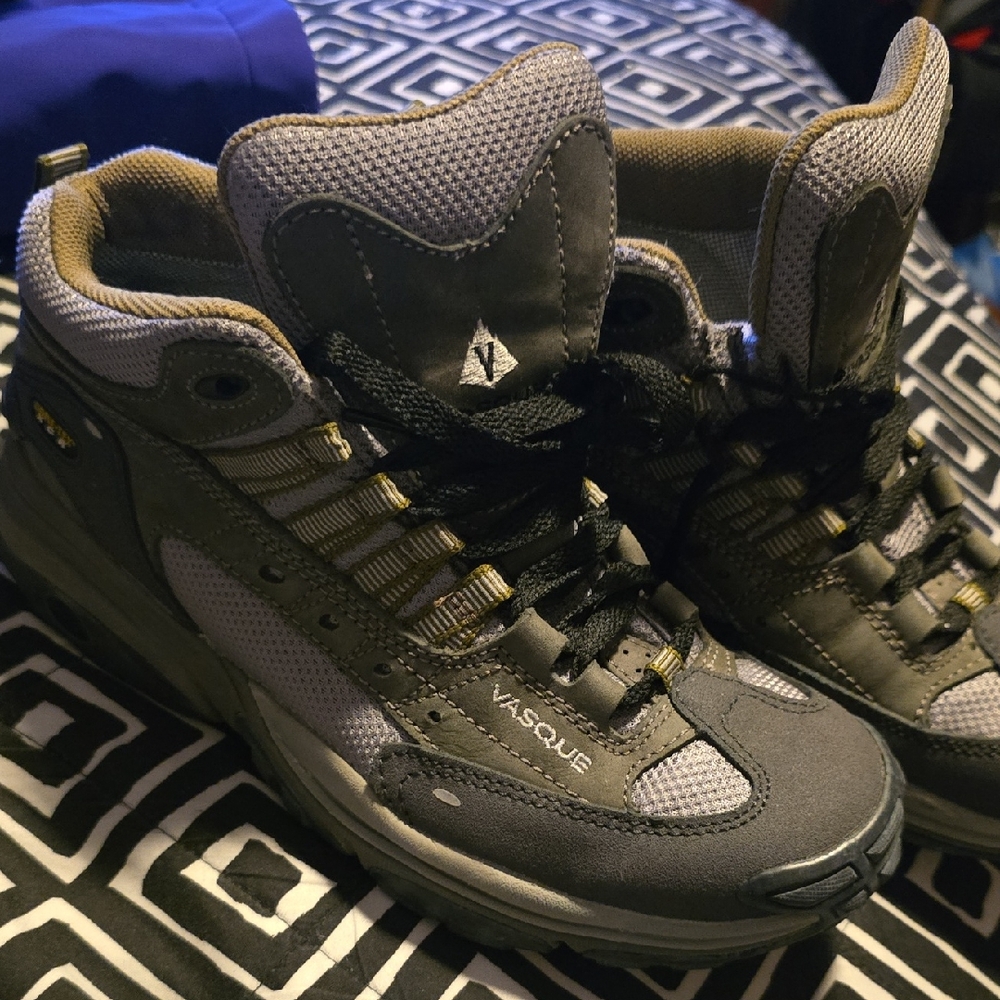 Vasque Men's Gray and Black Athletic Shoes